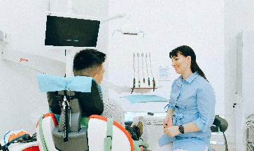 Fogorvos és páciens a rendelőben